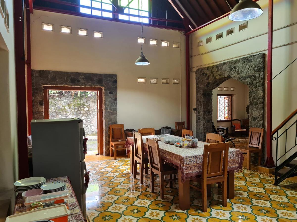 Omah Pitoe Yogya Homestay 요그야카르타 외부 사진