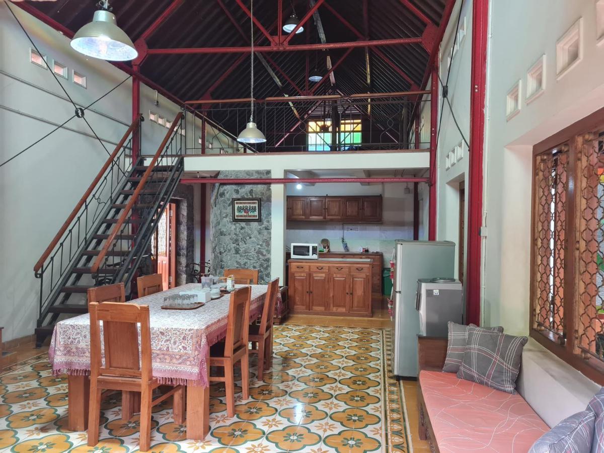 Omah Pitoe Yogya Homestay 요그야카르타 외부 사진